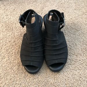 Super cute and comfy wedge style sandals!❤️